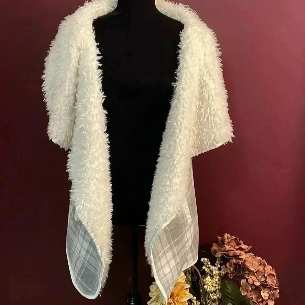 Me Jane White Gray Plaid Faux Fur Sleeveless Large Vest